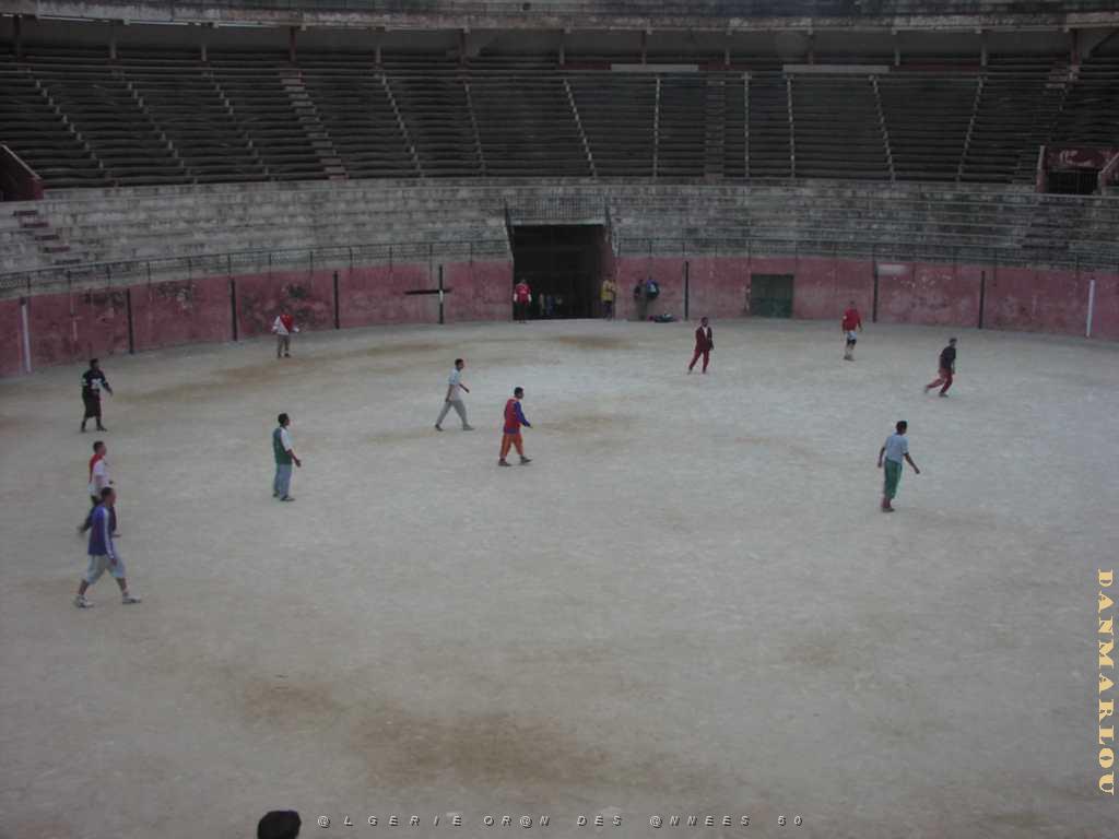 ORAN les arenes servant de terrain de foot.JPG